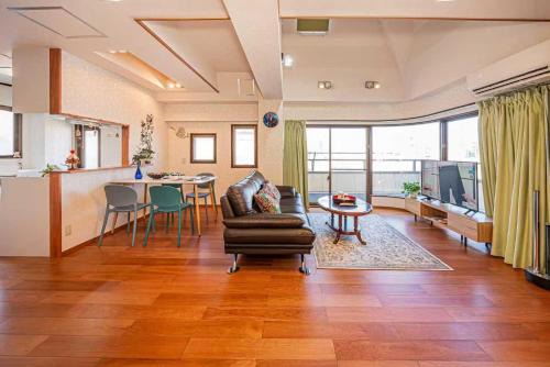 Taito Apartment | 台東区広々吹き抜けリビングのメゾネットタイプのお家