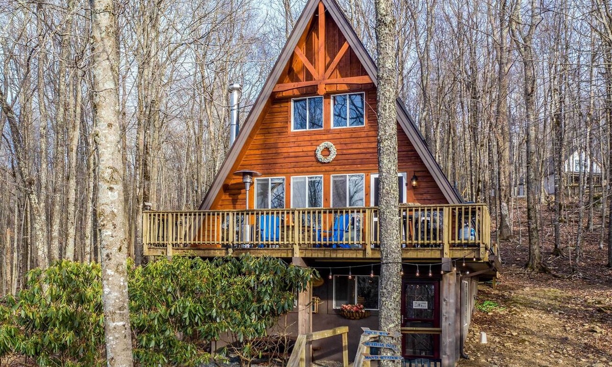 Charter Hills Cabin | 1 Mi to Beech Mtn! Family Retreat w/Hot Tub