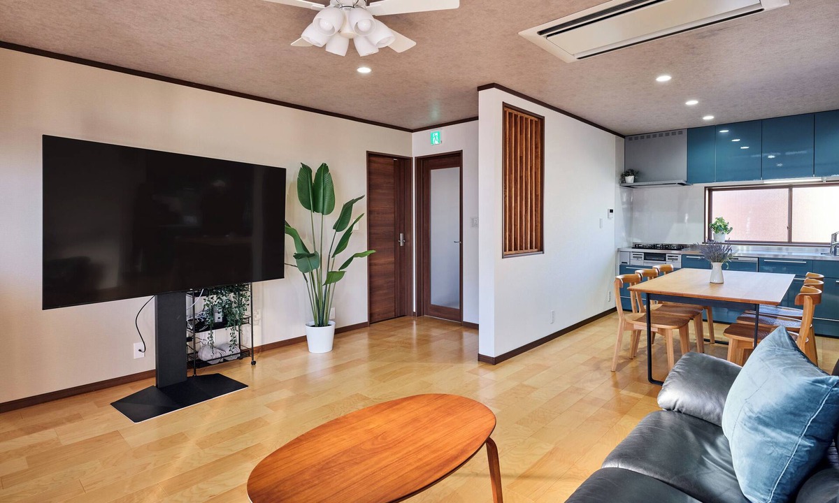 Takasaki House | 10-minute walk from Takasaki Station! Unlimited Netflix viewing on a 75-inch TV! 92 sq.m. 3LDK Stylish and luxurious home.
