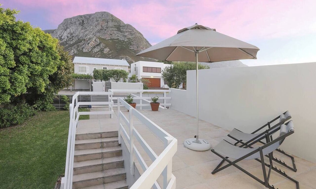 Voelklip Apartment | 235 on Tenth | Beach Walks & Mountain Views | Pets