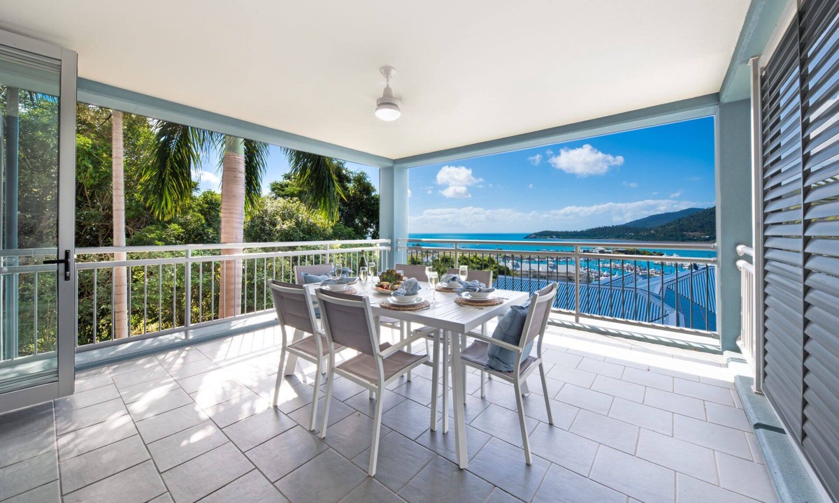 Airlie Beach Apartment | 3 Bed 3 Bath Apartment on top of Mount Whitsunday.