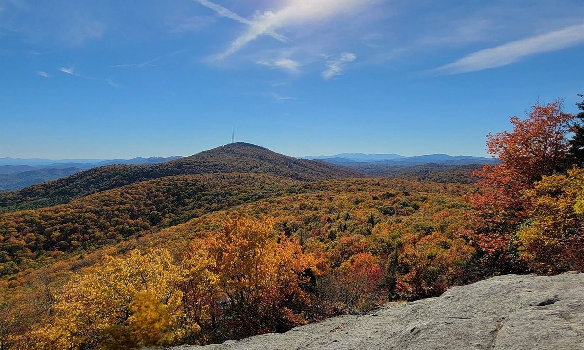 Beech Mountain House | 3 Min to Ski Slope Sleeps 8 Hot Tub Pool Fall Leaf