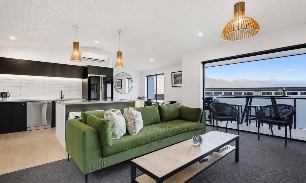 Queenstown House | 4 Ensuites, Hot Tub, Sleeps 8, Remarkables Views