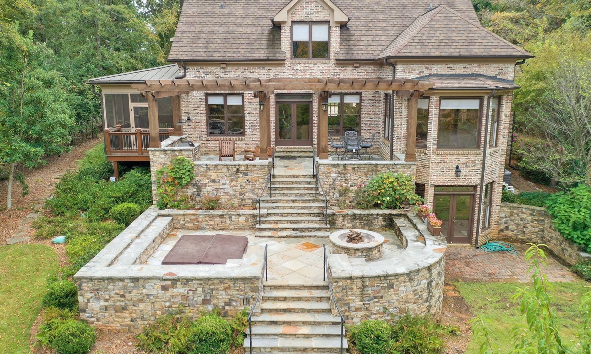 Eatonton House | 5 King Beds!1 Queen,1 Full, 4 Twins, 5.5 Baths. Quiet Cove. Canoe,Kayaks,Bikes!