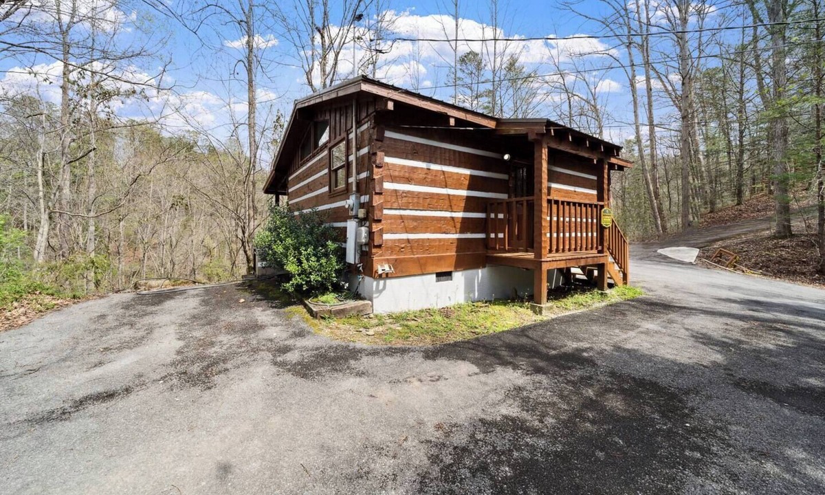 Gatlinburg Cabin | A Lover's Paradise - 1BR/New Hot Tub/Grill/Sleeps 4