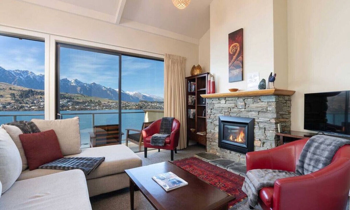Queenstown Apartment | Absolute Lakeside - Stunning Views & Close To Town