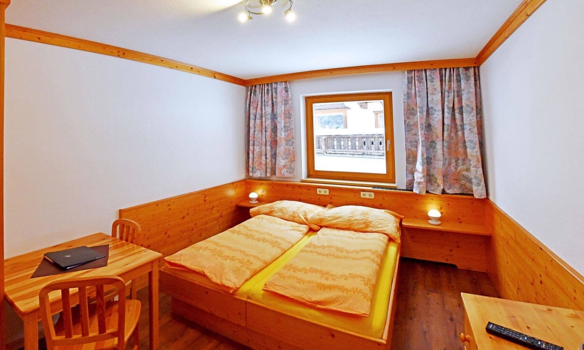 Bad Gastein Cottage | Alpenpension GASTEIN - Family room, shower, toilet, balcony
