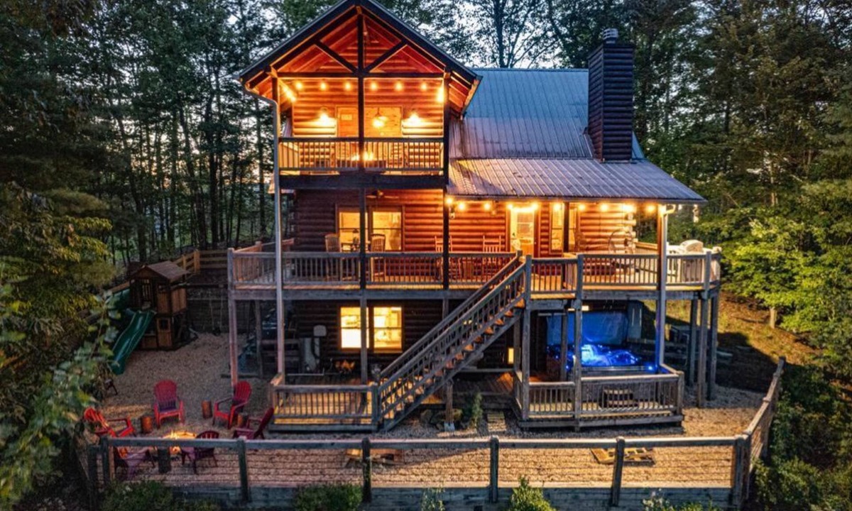 Cherry Log Cabin | Amazing Views-Secluded-Family Friendly-Jacuzzi-Playground-Game Room-Fenced Yard!