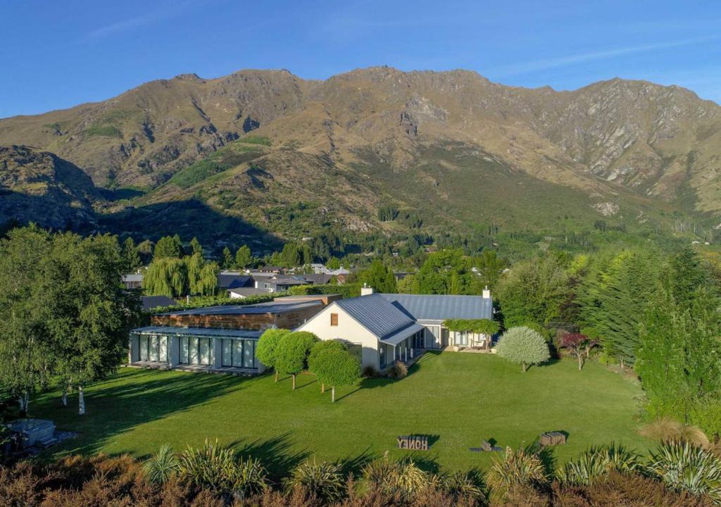 Arthur's Point House | Art on Point, Peaceful and Spacious, Shotover Canyon