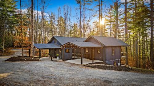 Horse Shoe House | Backwoods Getaway Cozy Villa for 12 with Hot Tub Game Room