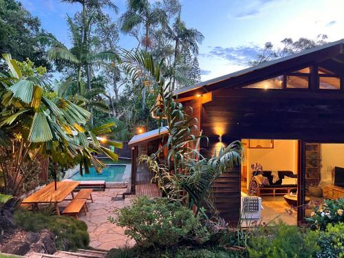 Byron Bay House | Beach Jungle - Hot Tub, Firepit & Pool in Beachside Oasis