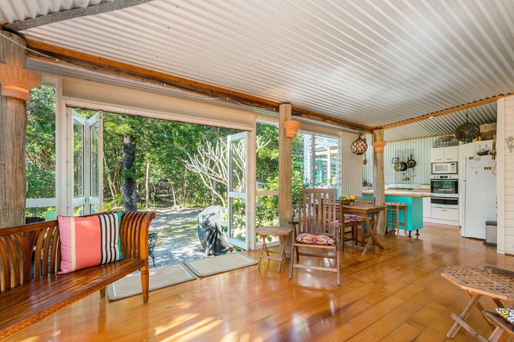 Suffolk Park House | Beachcombers Cottage - beachfront pet retreat