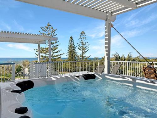 Marcoola Apartment | Beachfront Apt with rooftop spa across from Marcoola Beach