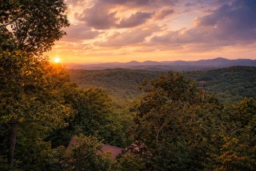Blue Ridge House | Bella Vista! Long range MTN views, Hot Tub, Close to town and Lake