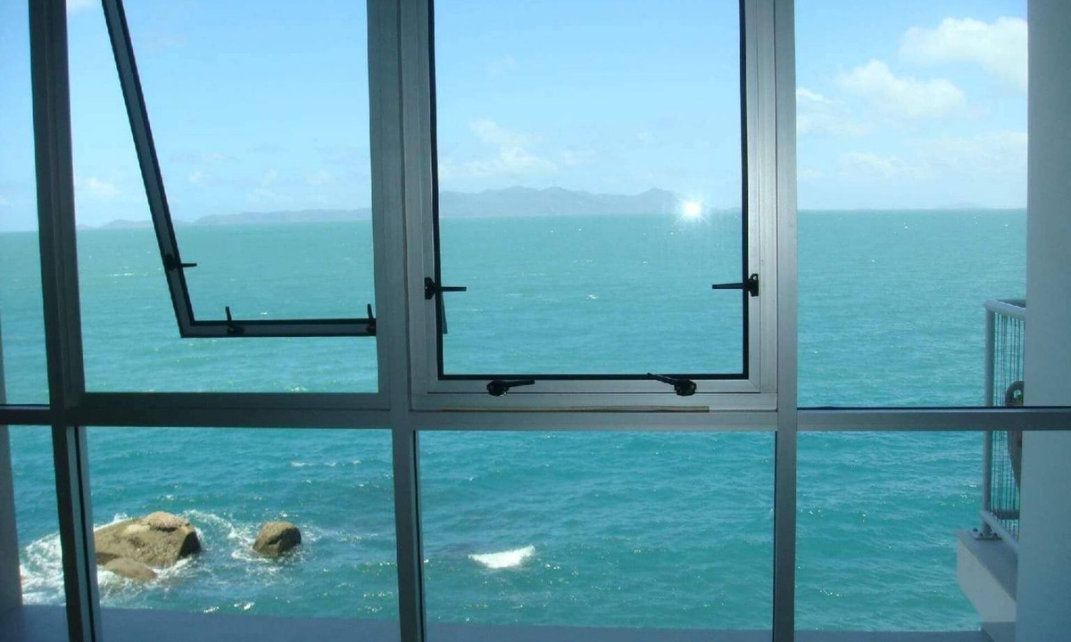 Nelly Bay Apartment | Best at Bright Point 4 Bedroom (sleeps up to 8) Absolute Waterfront Apartment