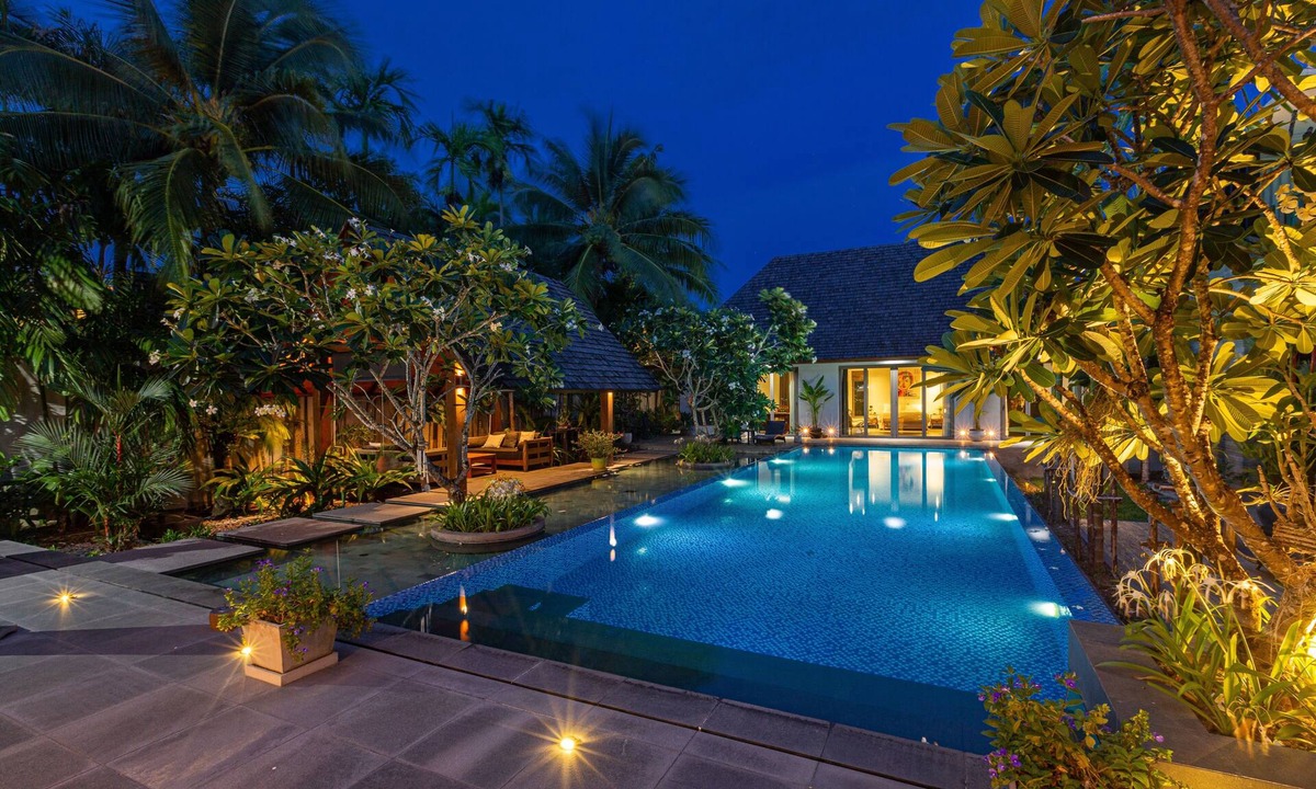 Choeng Thale House | Boutique 5BR Phuket Villa - Huge Pool - Tropical Retreat