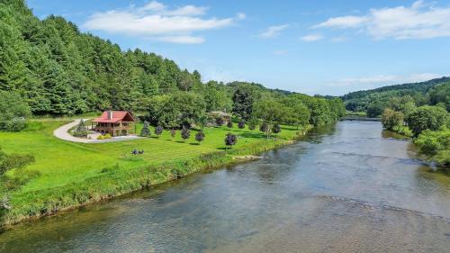Piney Creek House | Cabin on New River, Fire Pit, Dogs OK, Hot Tub with VIEWS - Sleeps 10