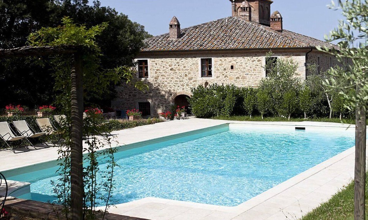 Rapolano Terme House | Casa Adalberto C: A pleasant and spacious apartment that is part of an ancient country house built on a hillside, surrounded by meadows and woods.