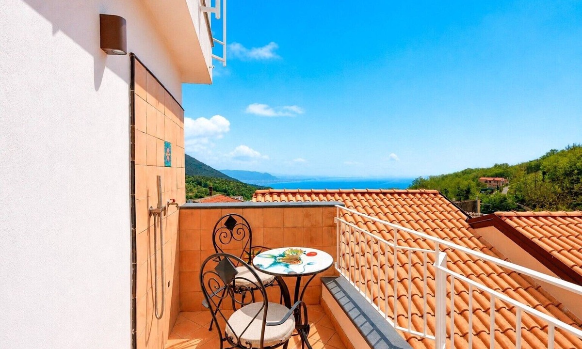 Dragonea House | Casa Vacanze 'Rosaria Sea View' with Sea View, Wi-Fi, and Air Conditioning