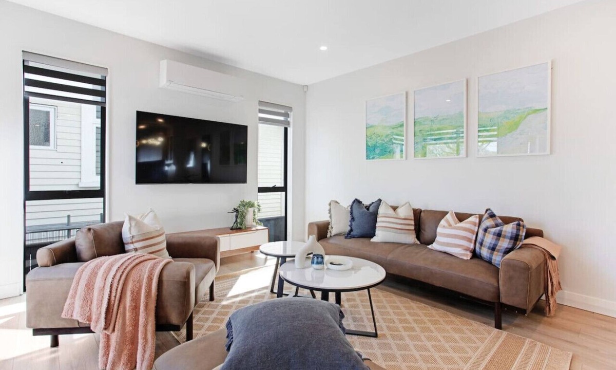 Sandringham House | Central Oasis Townhouse with Parking and Air-con