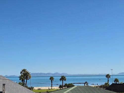 Gordons Bay Central Villa | Charla on the Beach