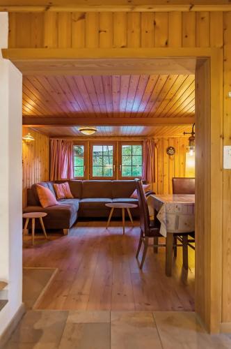 Burglauenen Ski Chalet | Charming Little Chalet for 6 People & Free Ski Lockers