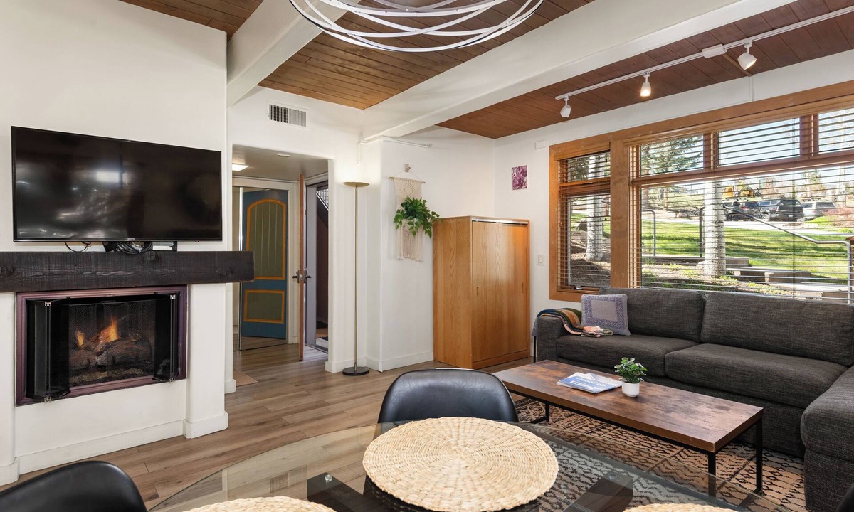 Snowmass Village Apartment | Charming slopeside condo with pool