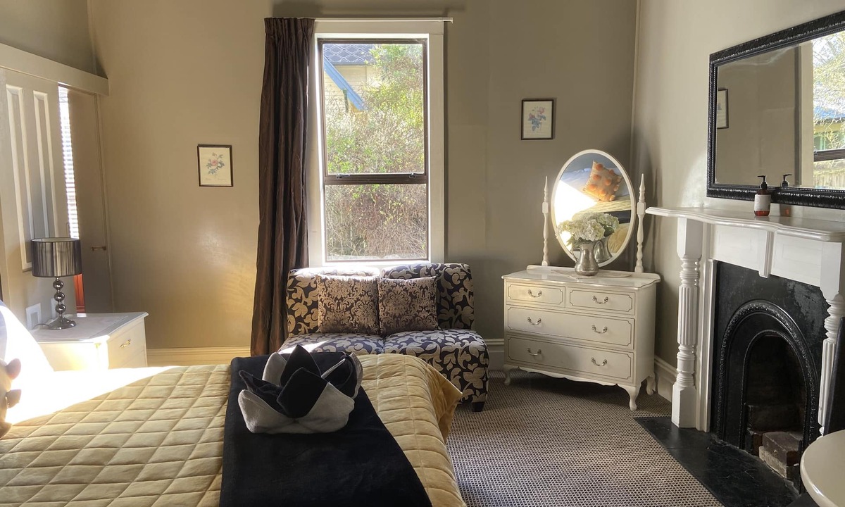 Reefton House | Classic 4 bed 3 bath Villa. Family/pet/group friendly. Fireplace lounge/wifi.