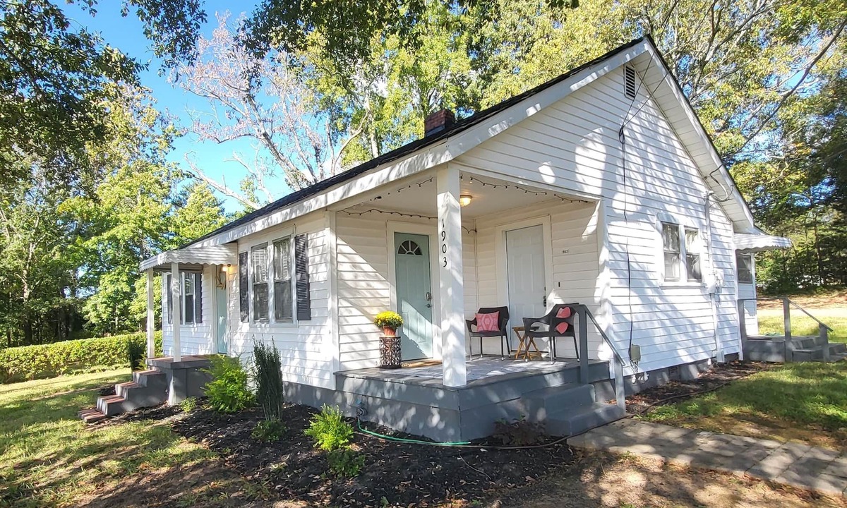 Greenville House | Classy Copacetic Cottage-King bd, Clean, close to Downtown, Furman, Swamp Rabbit