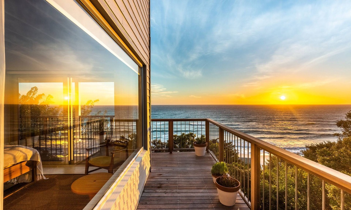 Cape Peninsula House | Cliffhanger Misty Cliffs: 3 bedrooms, 2.5 bath Beachfront Luxury Beach Bungalo