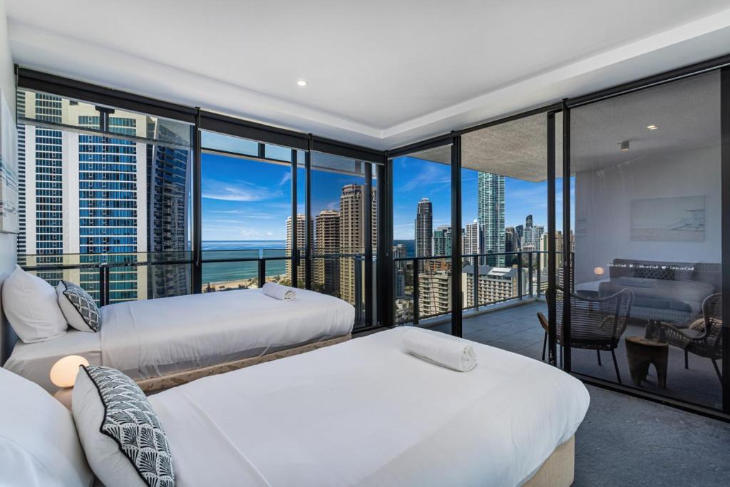 Surfers Paradise Apartment | Coastal Skyline Suite