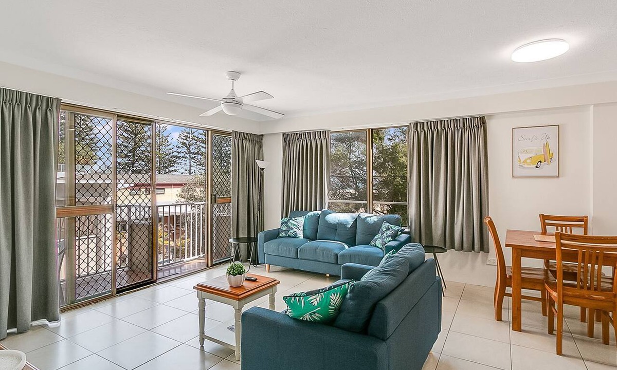 Coolangatta Apartment | Cobden Court Unit 6 Walking distance to Rainbow Bay and Snapper Rocks beaches with Wi-Fi Inc.