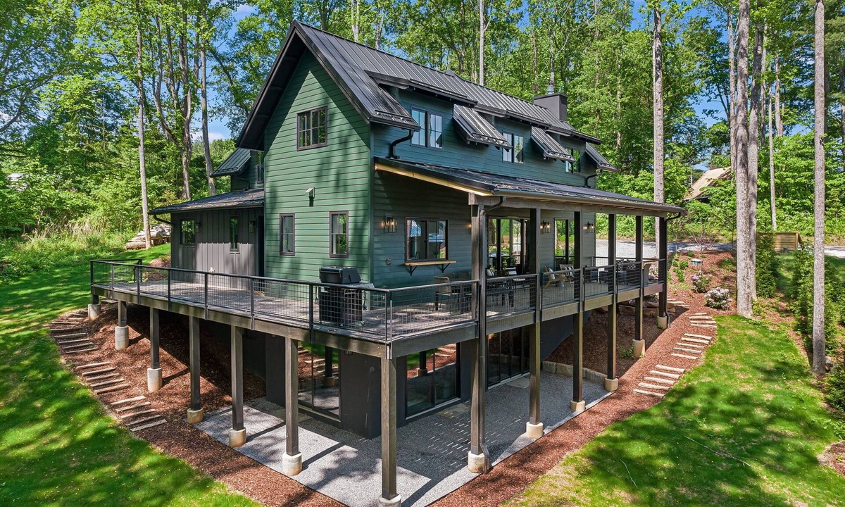 Skyland House | Colorscape | Bright 4BR Mountain Retreat w/Hot Tub, Ping Pong & Biltmore Pass