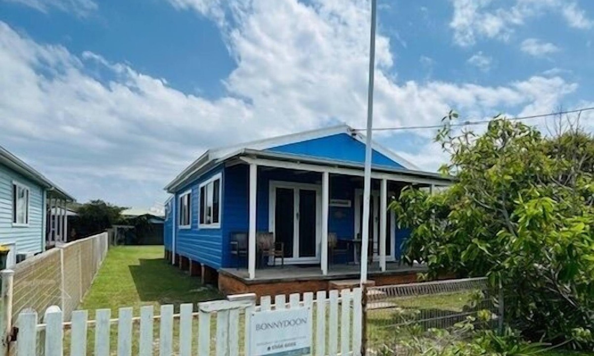 Hat Head Cottage | Comfortable, pet friendly cottage that is only a short stroll to the.