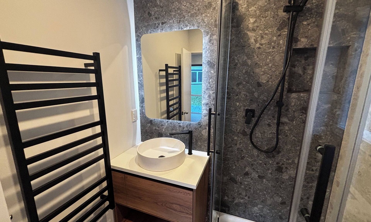 Sunshine Bay Apartment | Cosy 2bdrm Apartment: 3-min drive to town/1-min walk to bus stop/walk to lake