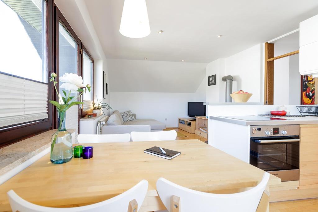Zirovnica Apartment | Cosy & Spacious Apt. Benč