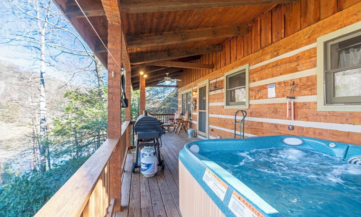 Seven Devils Cabin | Cozy Bear Cabin- Mtn Cabin, Hot Tub, Gas Grill, Foosball, Ping Pong/Air Hockey