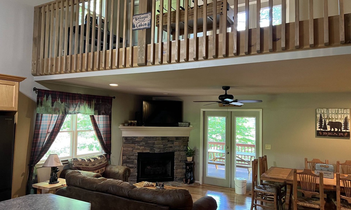 Ellijay Cabin | Cozy Coosawattee Cabin on top of Eagle Mountain with hot tub, fire pit and fun!