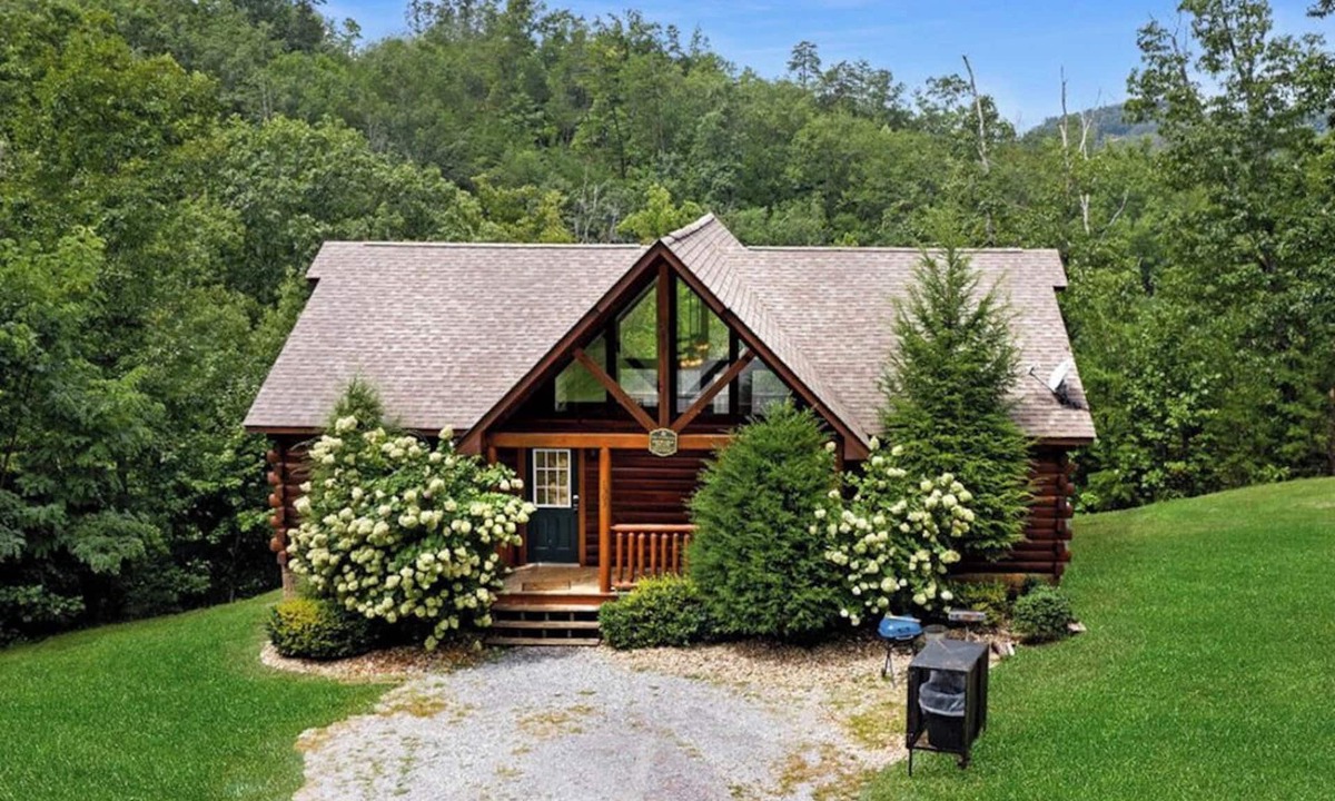 Sevierville Cabin | Cozy & Playful Mountain Retreat w/Pool Table