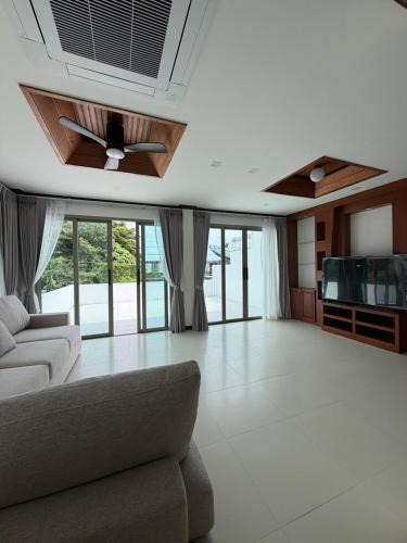 Siray House | Cozy Siray Phuket 3-Floor Seaview Family Home