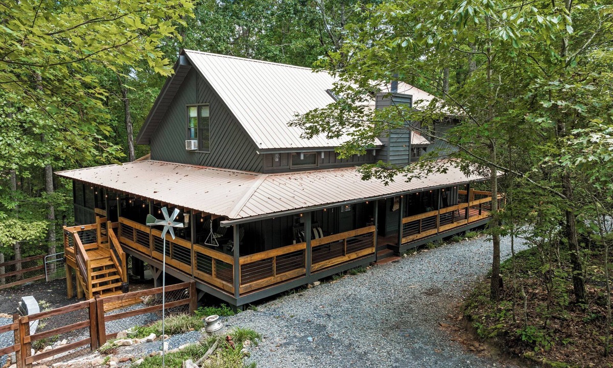 Raccoon Ridge Cabin | Cozy wooded cabin in beautiful Blue Ridge, close to town & Toccoa River