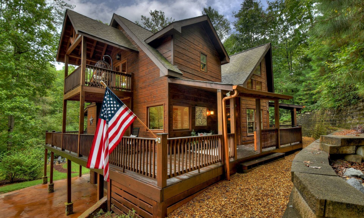 Ellijay House | Creekside Solitude/Luxury 5 BR/5B/Firepit/Game Room/Wrap-Around Porch/Hot Tub