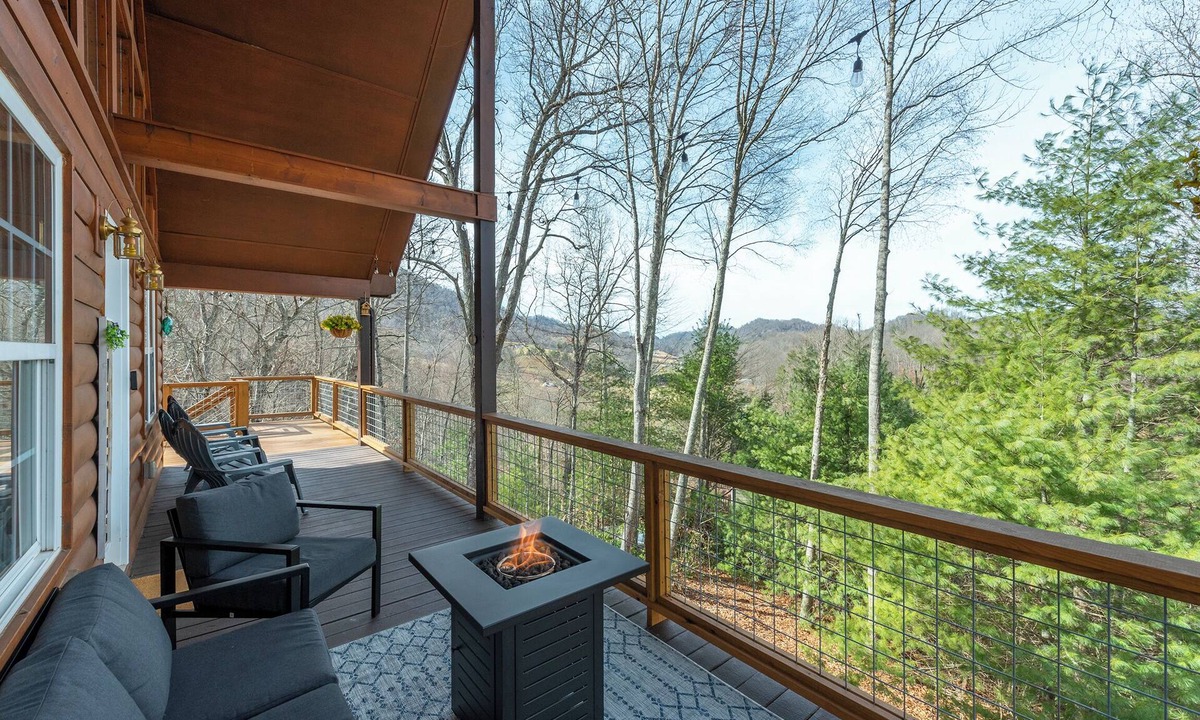 Burnsville Cabin | Deer Haven Cabin, Stunning Mtn Views, Hot Tub+Fire Table+Grill, Game Room, WiFi!