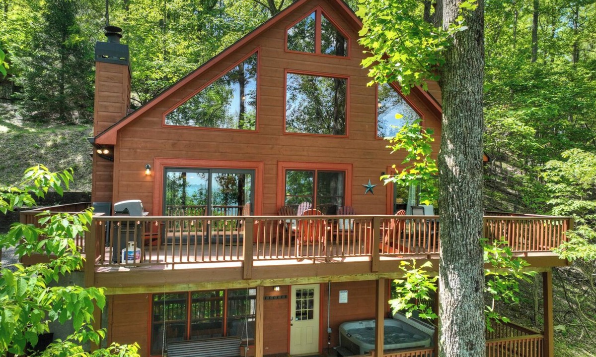 Walnut Mountain Cabin | Deer Ridge - pool table, pet-friendly mountain view, easy drive, cabin rental in Ellijay