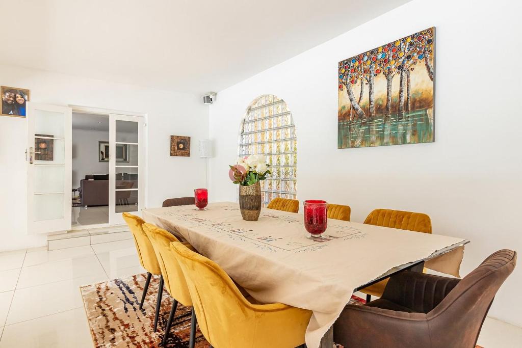 Constantia House | Deluxe suite, dining lounge area