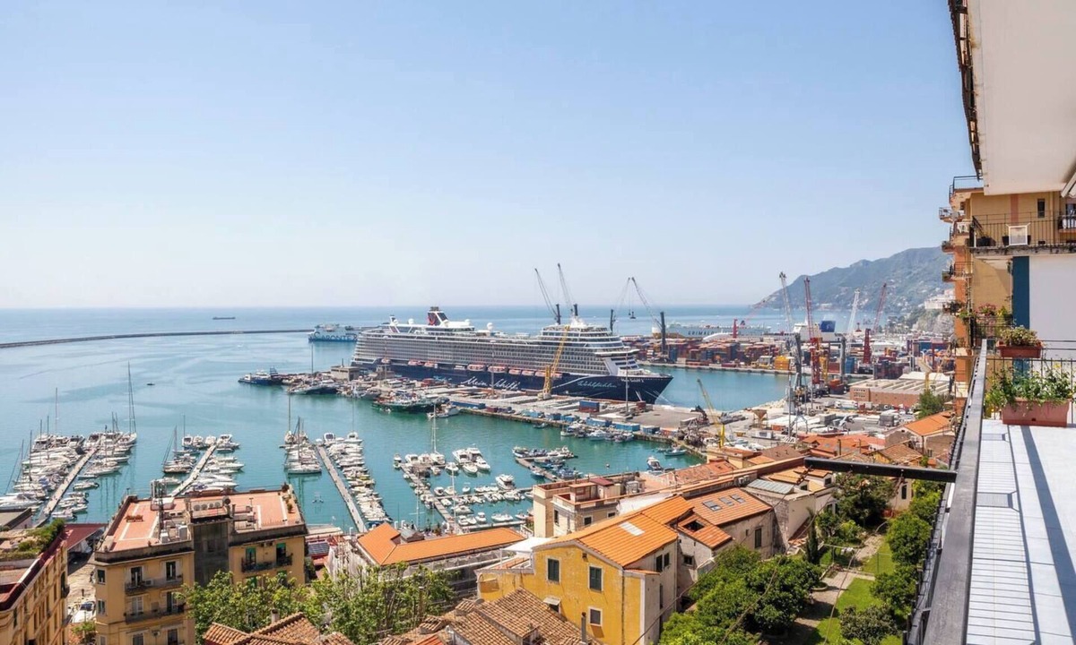 Historical Downtown Salerno Apartment | Dimora dei Naviganti - 15 Min from Amalfi Coast Sea View with Jacuzzi