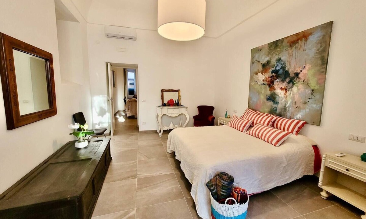Meta Condo | Donna Rebecca, apartment in fine building with garden