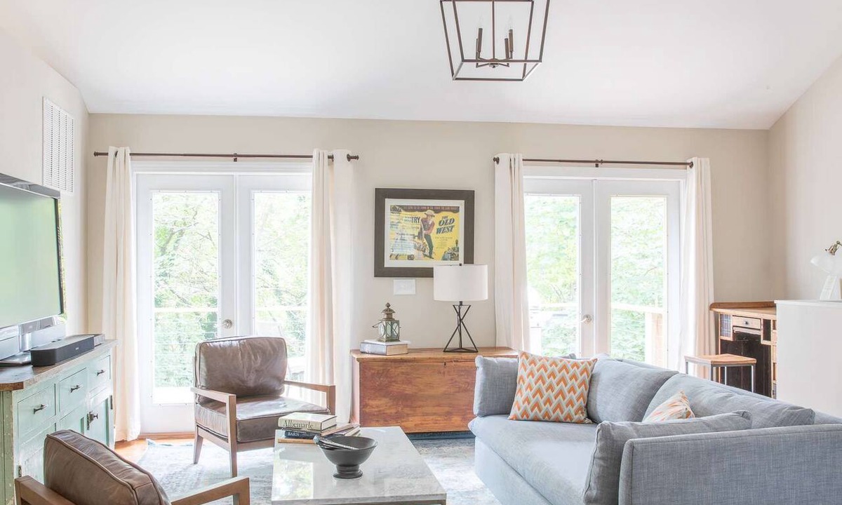 Ridge St. Apartment | Downtown Carriage House | 1 BR close to Downtown