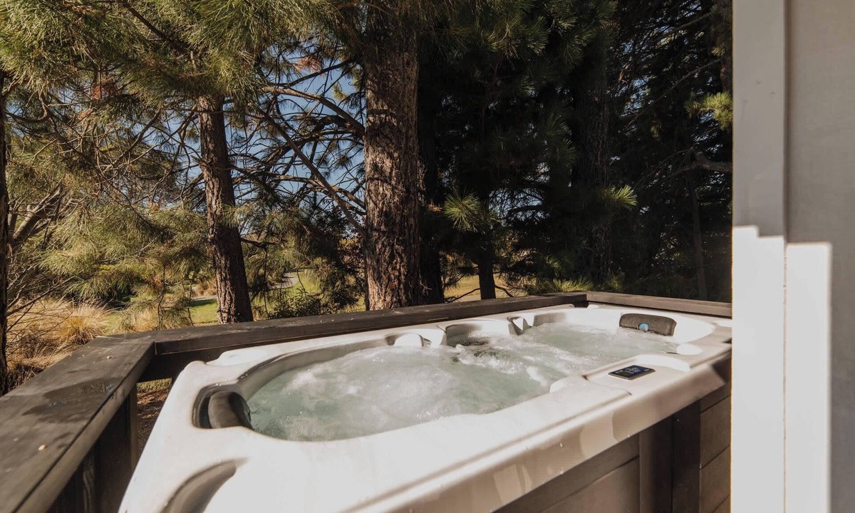 Tekapo House | Eclipse Haven | 2BR + Hot Tub + Parking | Sleeps 5