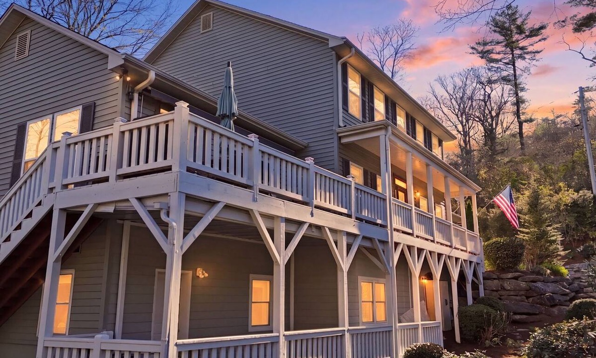 Highlands House | Forget-Me-Not: Spacious 6-Bedroom Retreat, Walk to Downtown